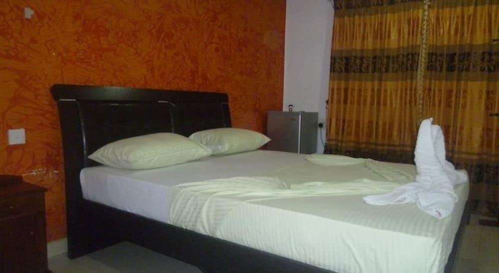 Grand Crown Hotel,Nuwaragam Palatha East>>Anuradhapura,3 star