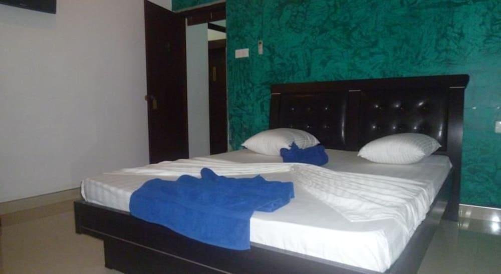 Grand Crown Hotel,Nuwaragam Palatha East>>Anuradhapura,3 star