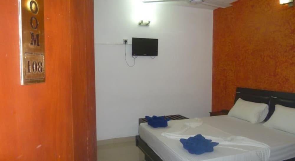 Grand Crown Hotel,Nuwaragam Palatha East>>Anuradhapura,3 star