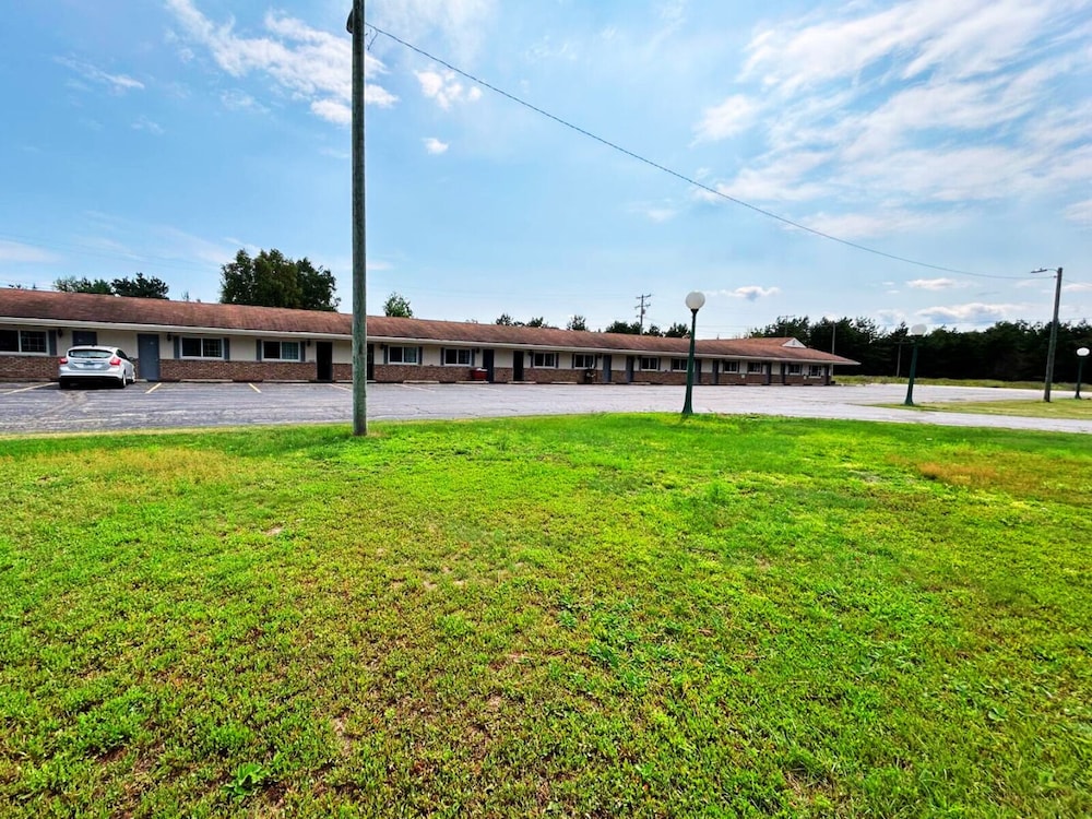 budget host inn manistique