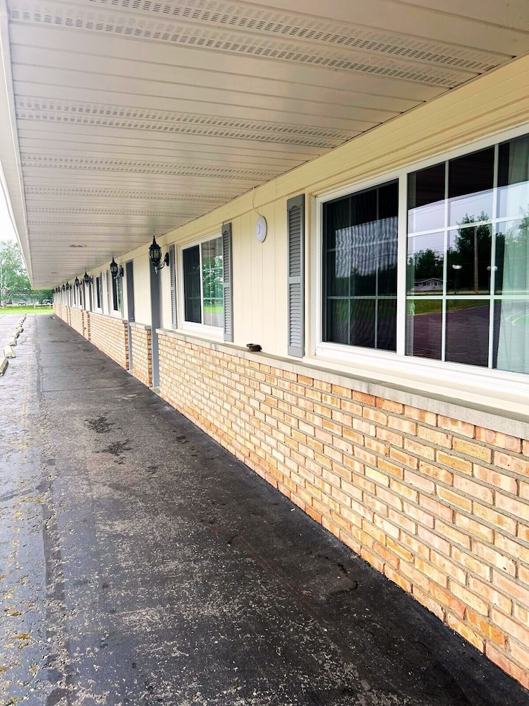 budget host inn manistique