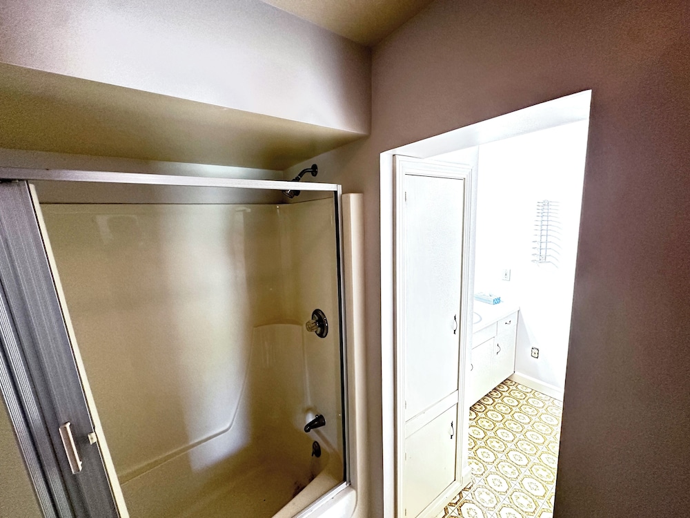 budget host inn manistique