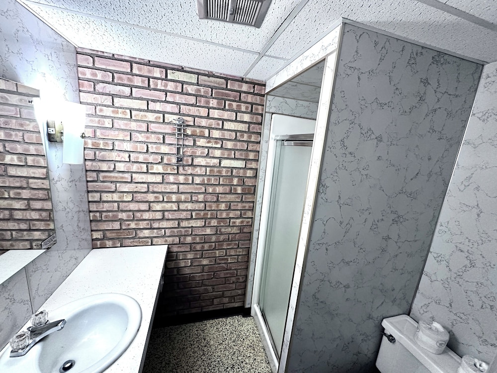 budget host inn manistique
