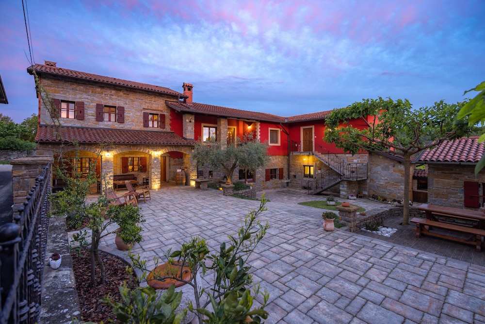 touristfarm apartments red fairytale