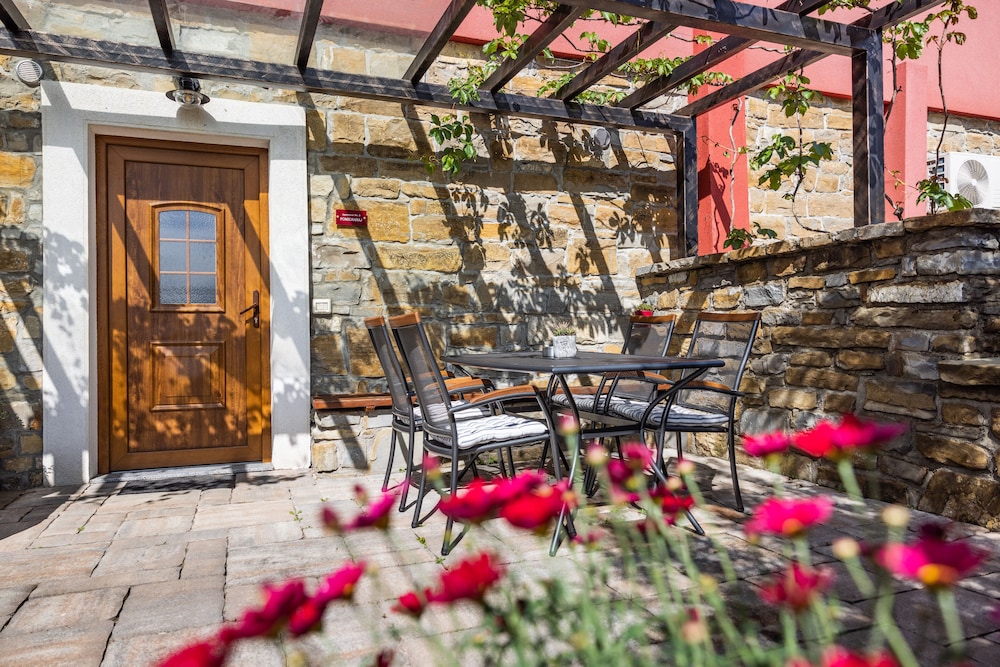 touristfarm apartments red fairytale