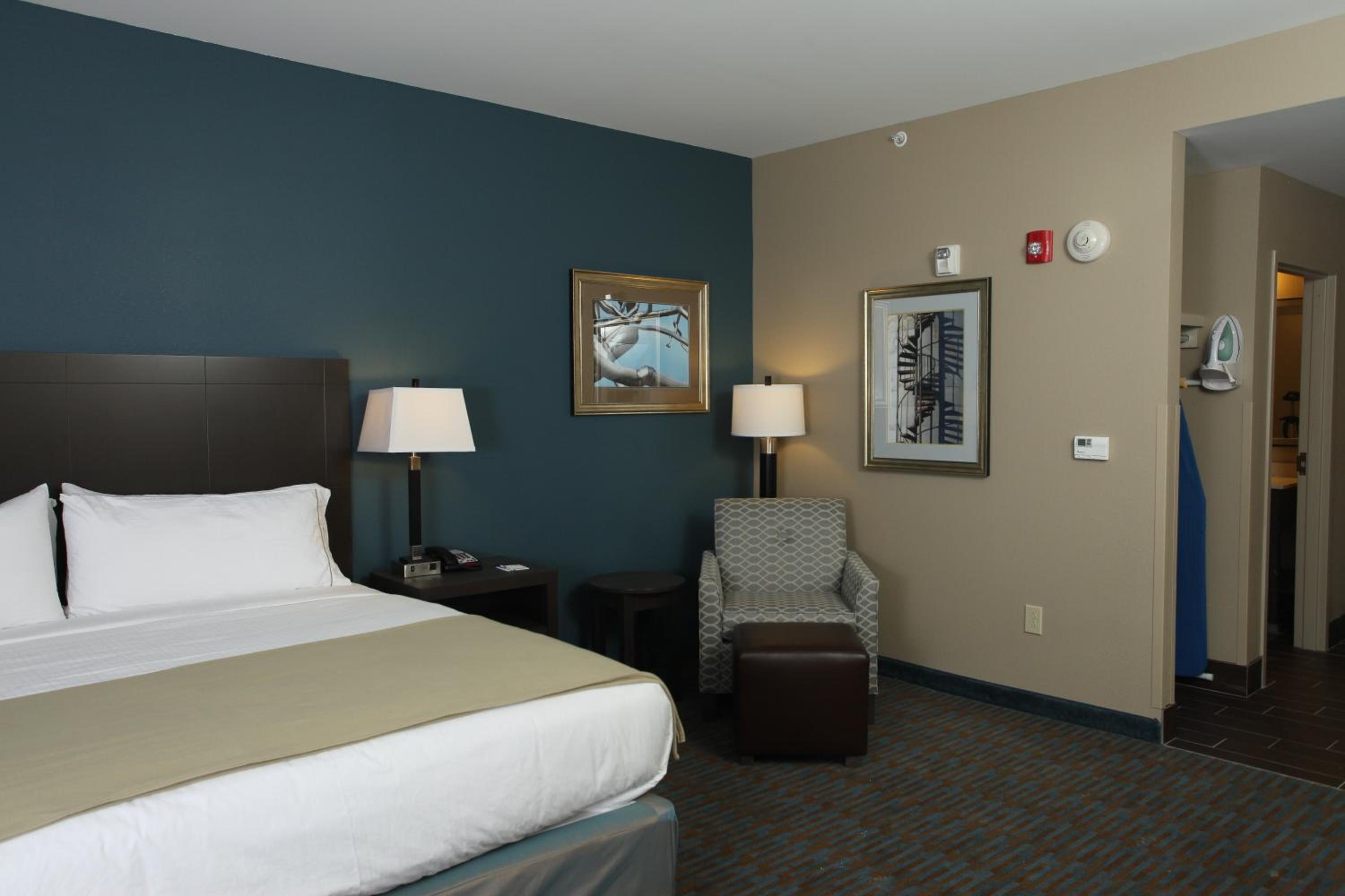 holiday inn express and suites goldsboro base area