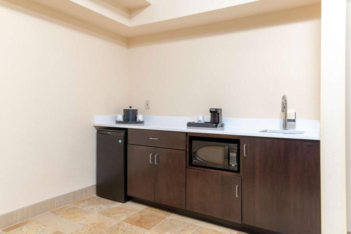 hampton inn and suites cleveland airport middleburg heights