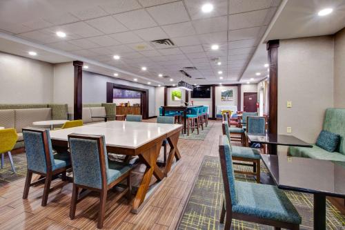 hampton inn and suites cleveland airport middleburg heights