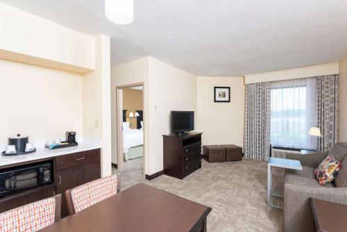 hampton inn and suites cleveland airport middleburg heights