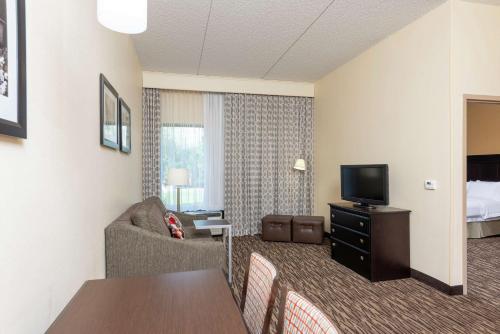 hampton inn and suites cleveland airport middleburg heights