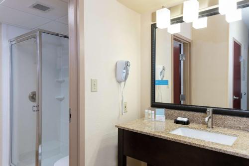hampton inn and suites cleveland airport middleburg heights