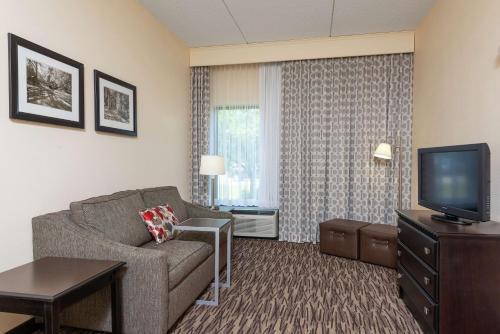 hampton inn and suites cleveland airport middleburg heights
