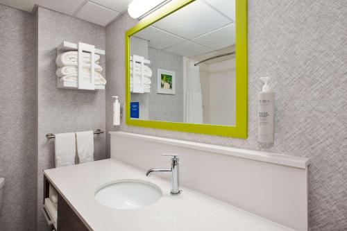 hampton inn and suites cleveland airport middleburg heights