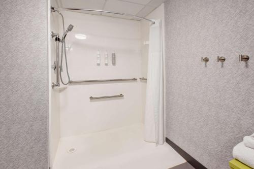 hampton inn and suites cleveland airport middleburg heights