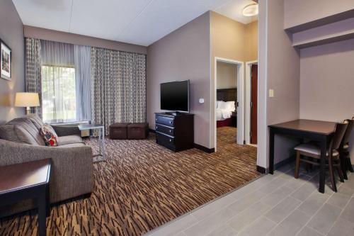 hampton inn and suites cleveland airport middleburg heights
