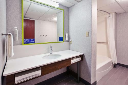 hampton inn and suites cleveland airport middleburg heights