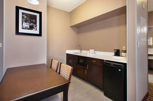 hampton inn and suites cleveland airport middleburg heights