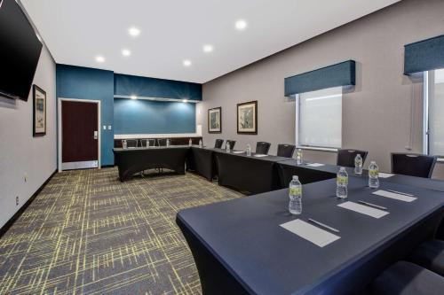 hampton inn and suites cleveland airport middleburg heights