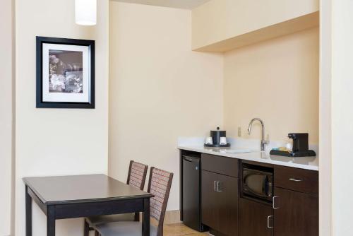 hampton inn and suites cleveland airport middleburg heights