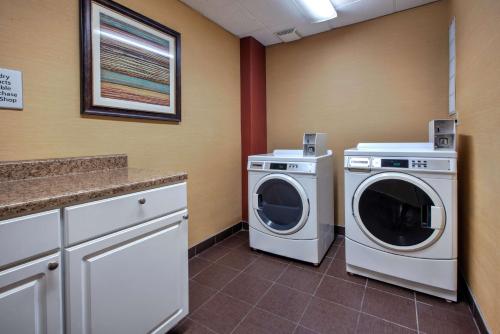 hampton inn and suites cleveland airport middleburg heights