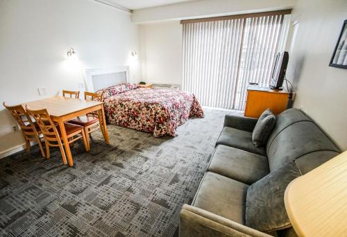 Courtyard Resort,Near Cape Cod Baseball Hall Of Fame,2 star