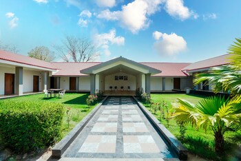 Rupis Resort Near Udaipur Airport,Udaipur>>Dabok,3 star