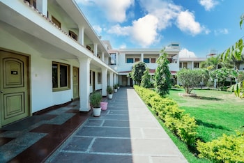 Rupis Resort Near Udaipur Airport,Udaipur>>Dabok,3 star