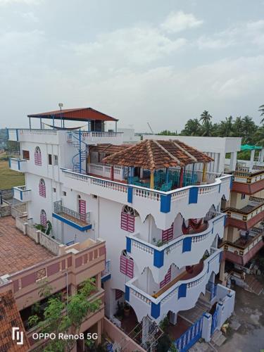 holi wood guesthouse