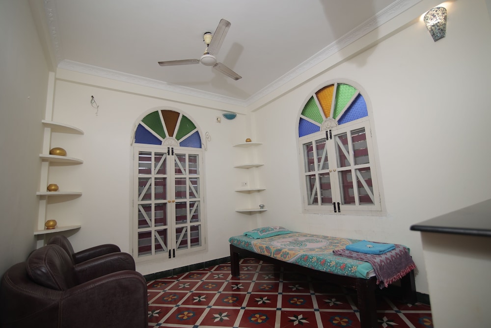 holi wood guesthouse