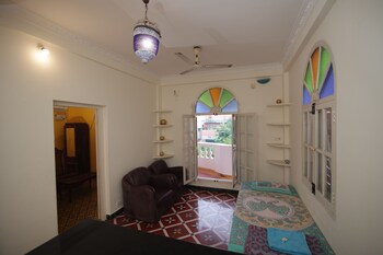 holi wood guesthouse