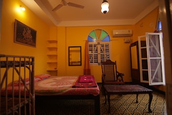 holi wood guesthouse