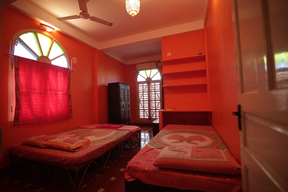 holi wood guesthouse