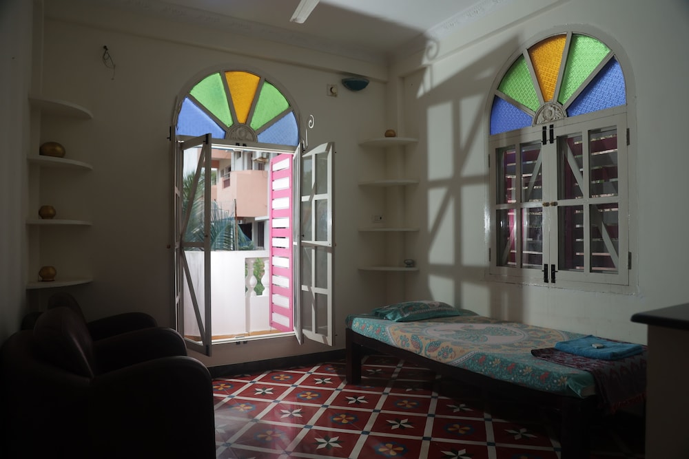 holi wood guesthouse