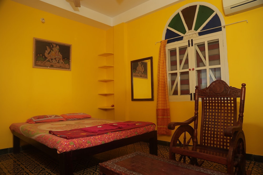 holi wood guesthouse