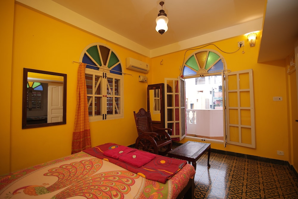 holi wood guesthouse