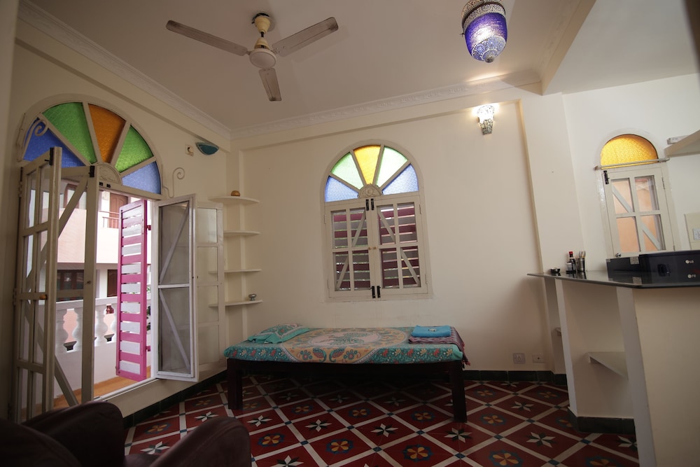 holi wood guesthouse
