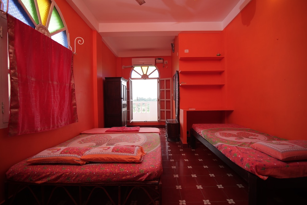 holi wood guesthouse