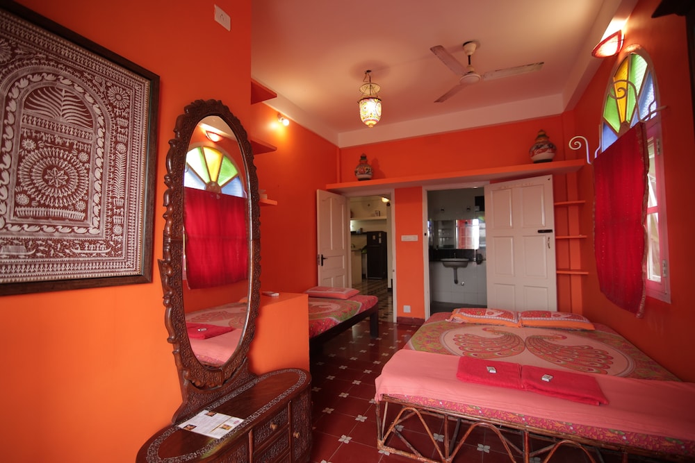 holi wood guesthouse