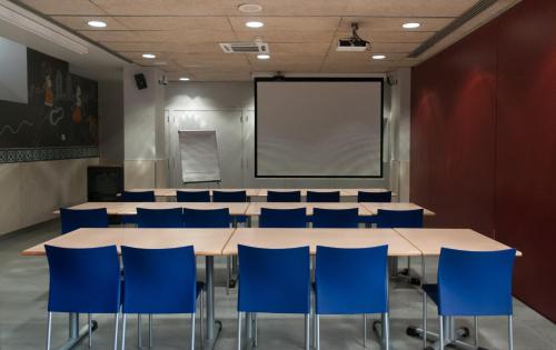 barcelona pere tarres youth hostel