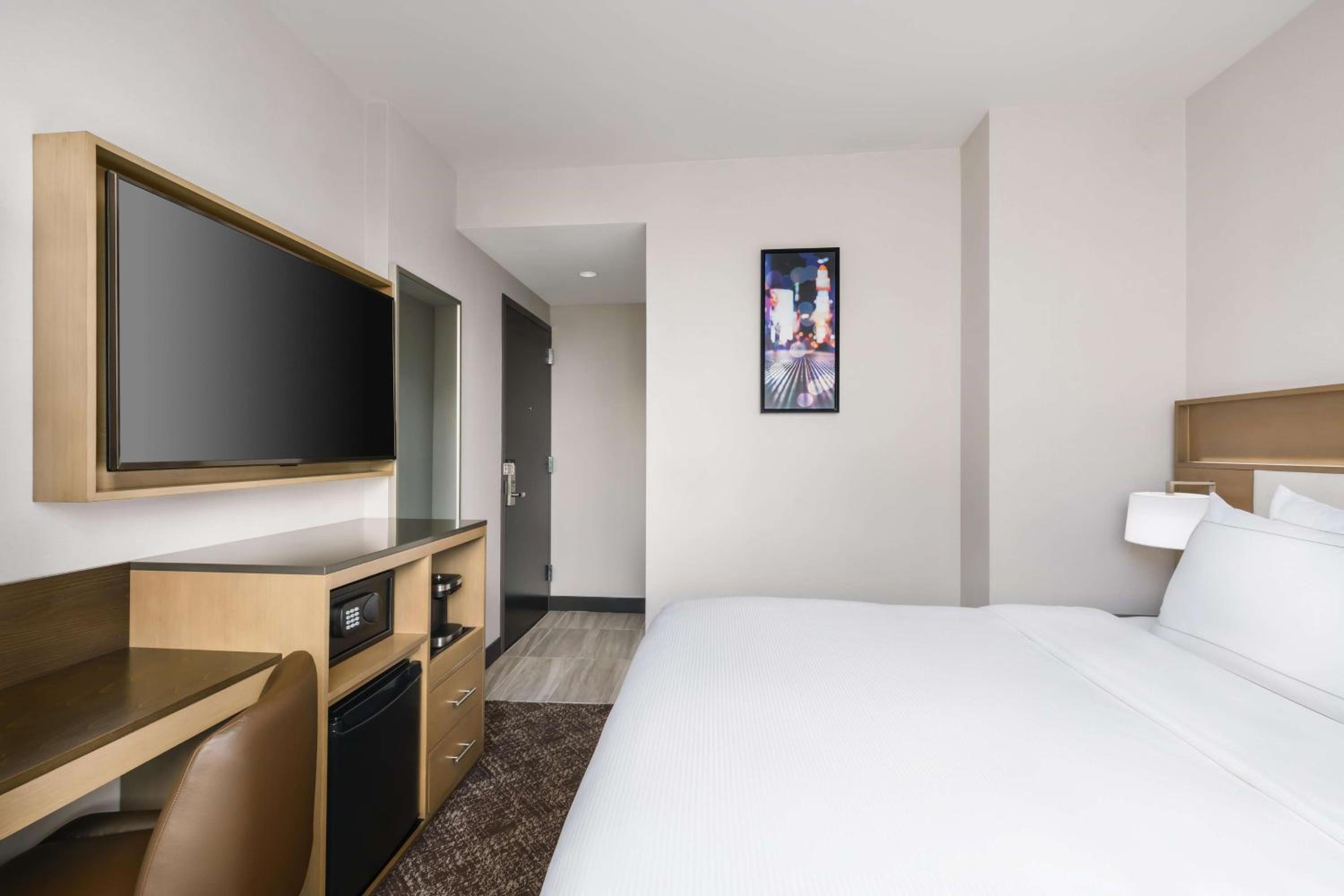 embassy suites newark airport