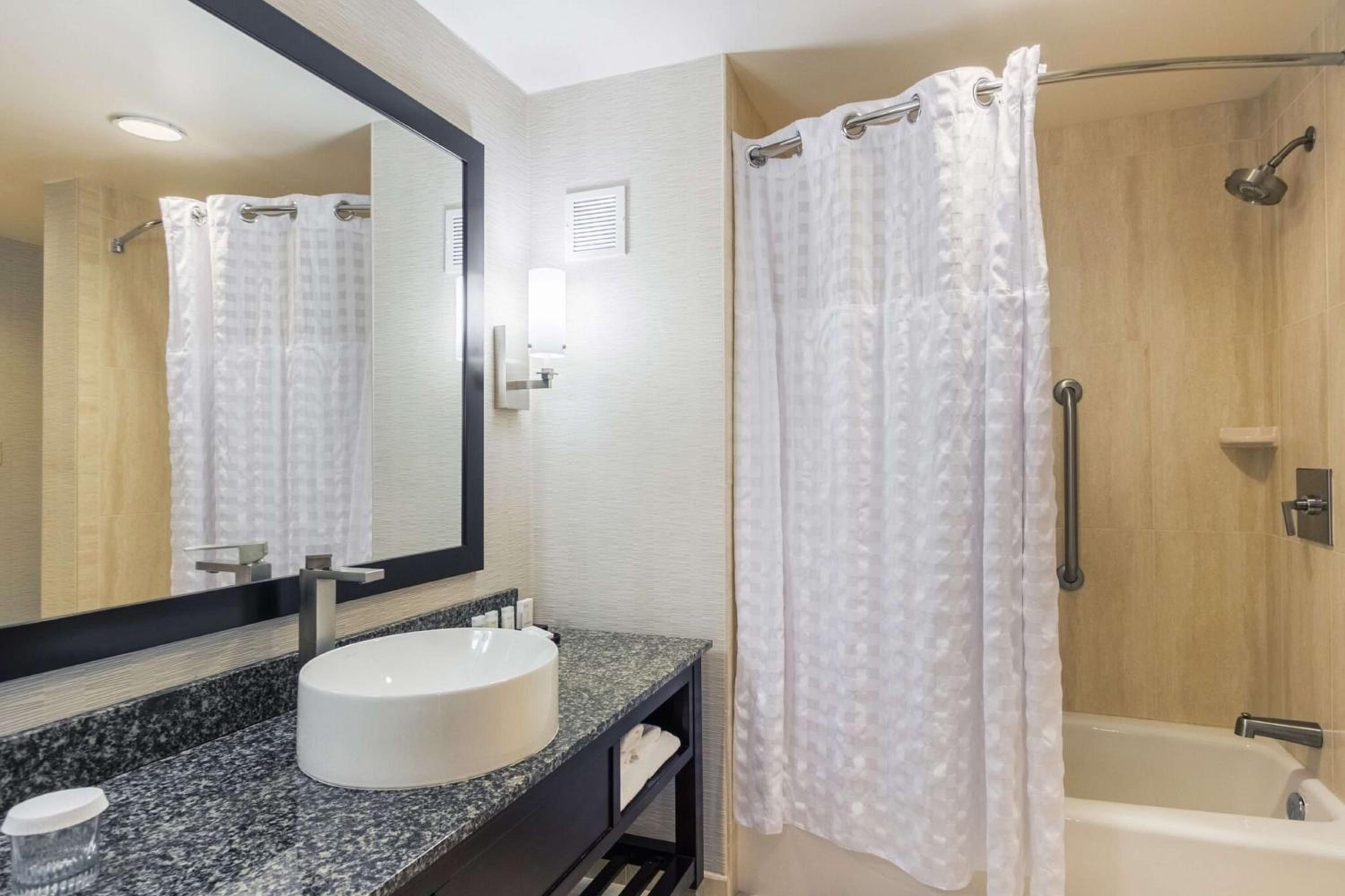 embassy suites newark airport