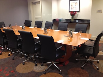 embassy suites newark airport