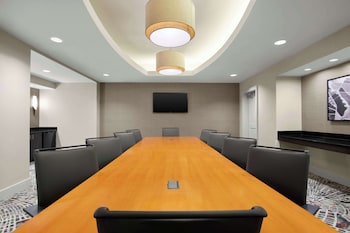 embassy suites newark airport