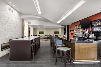 embassy suites newark airport