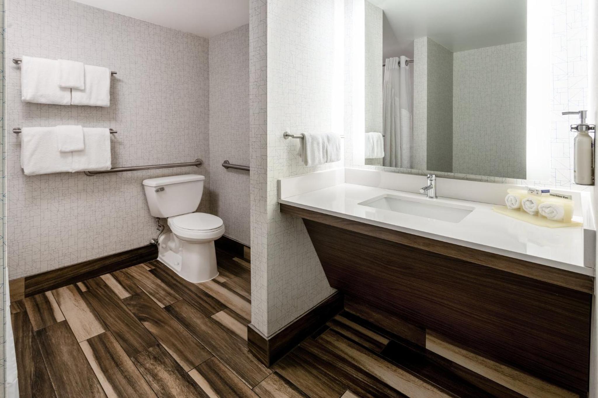 holiday inn express and suites ft washington philadelphia