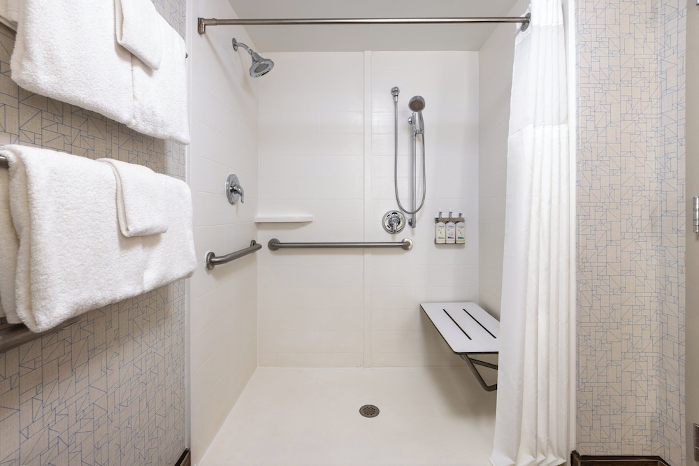 holiday inn express and suites ft washington philadelphia