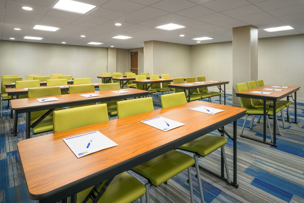 holiday inn express and suites ft washington philadelphia