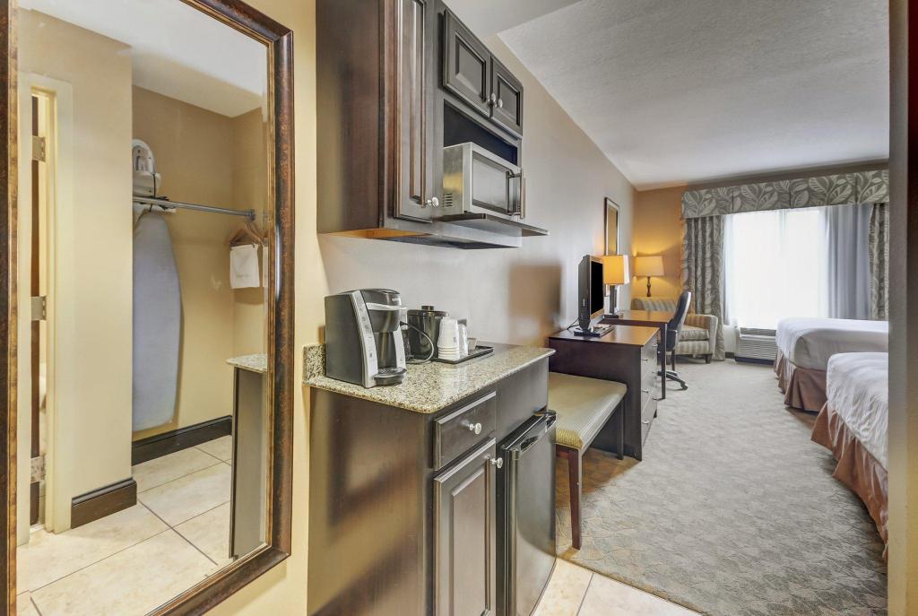 holiday inn express and suites tampa usf busch gardens
