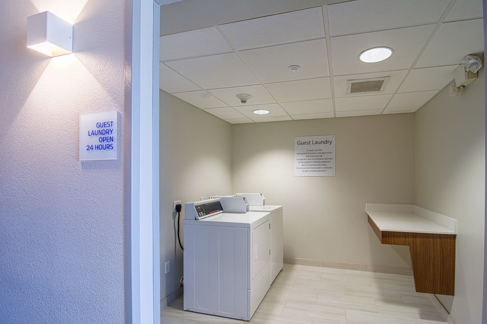 holiday inn express and suites tampa usf busch gardens