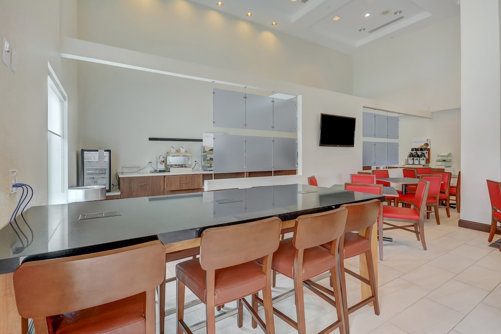 holiday inn express and suites tampa usf busch gardens